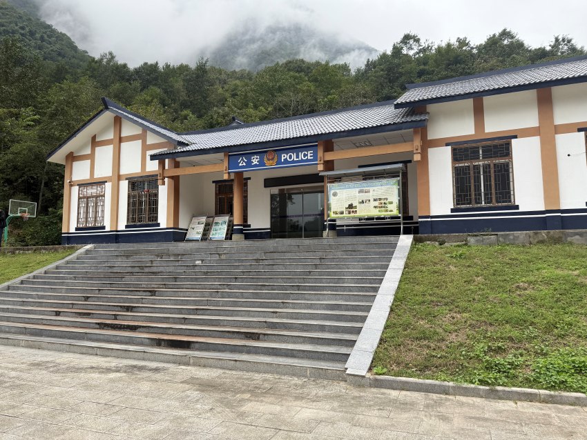 位于大山里的派出所。实习生张悦摄